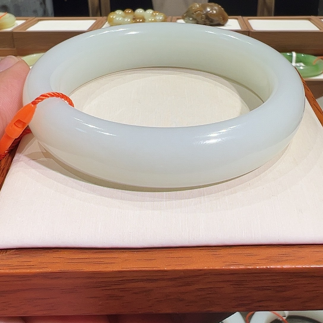 和田玉手镯未镶嵌黄**糖