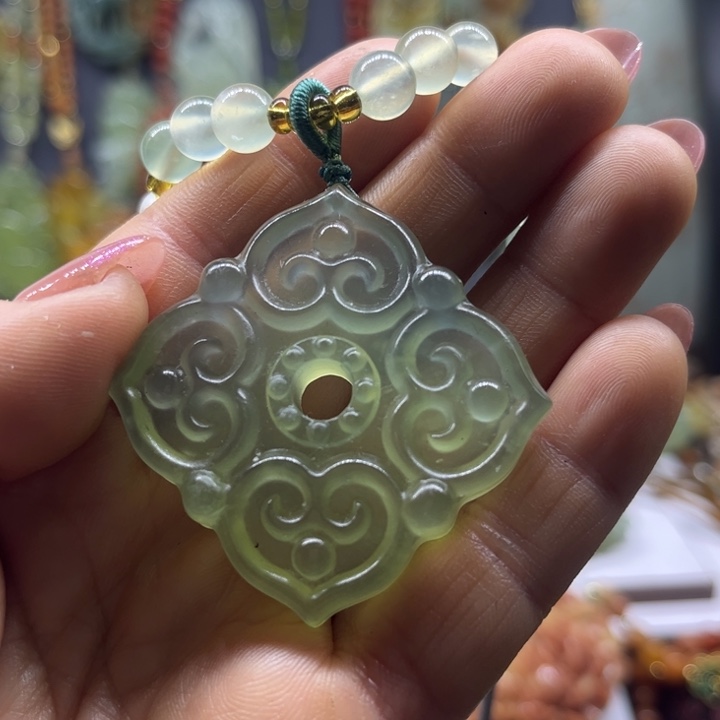 蛇纹石玉未镶嵌颈饰