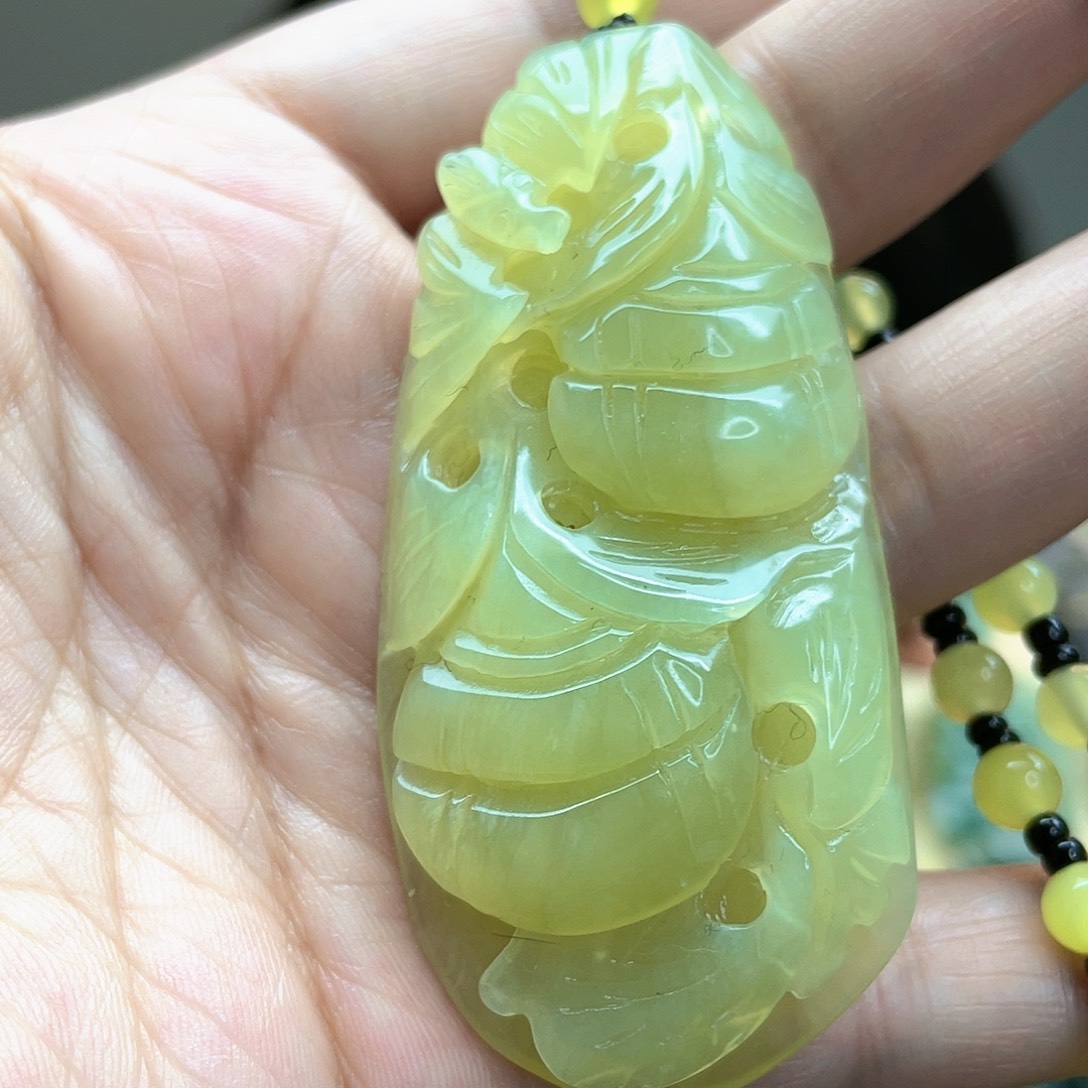 蛇纹石玉颈饰未镶嵌