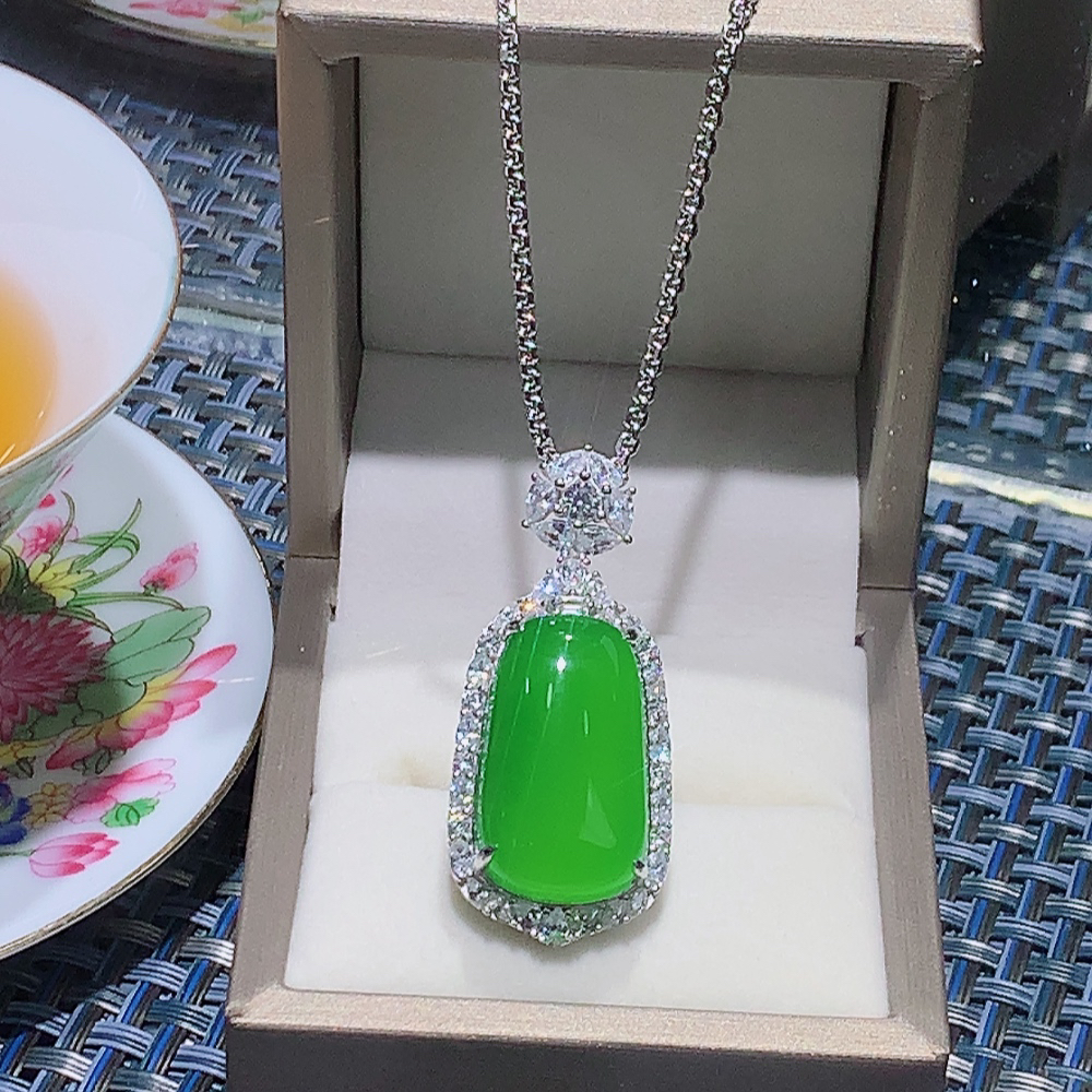 「霞姐珠宝」天然绿玉髓满钻无事牌银镶嵌吊坠