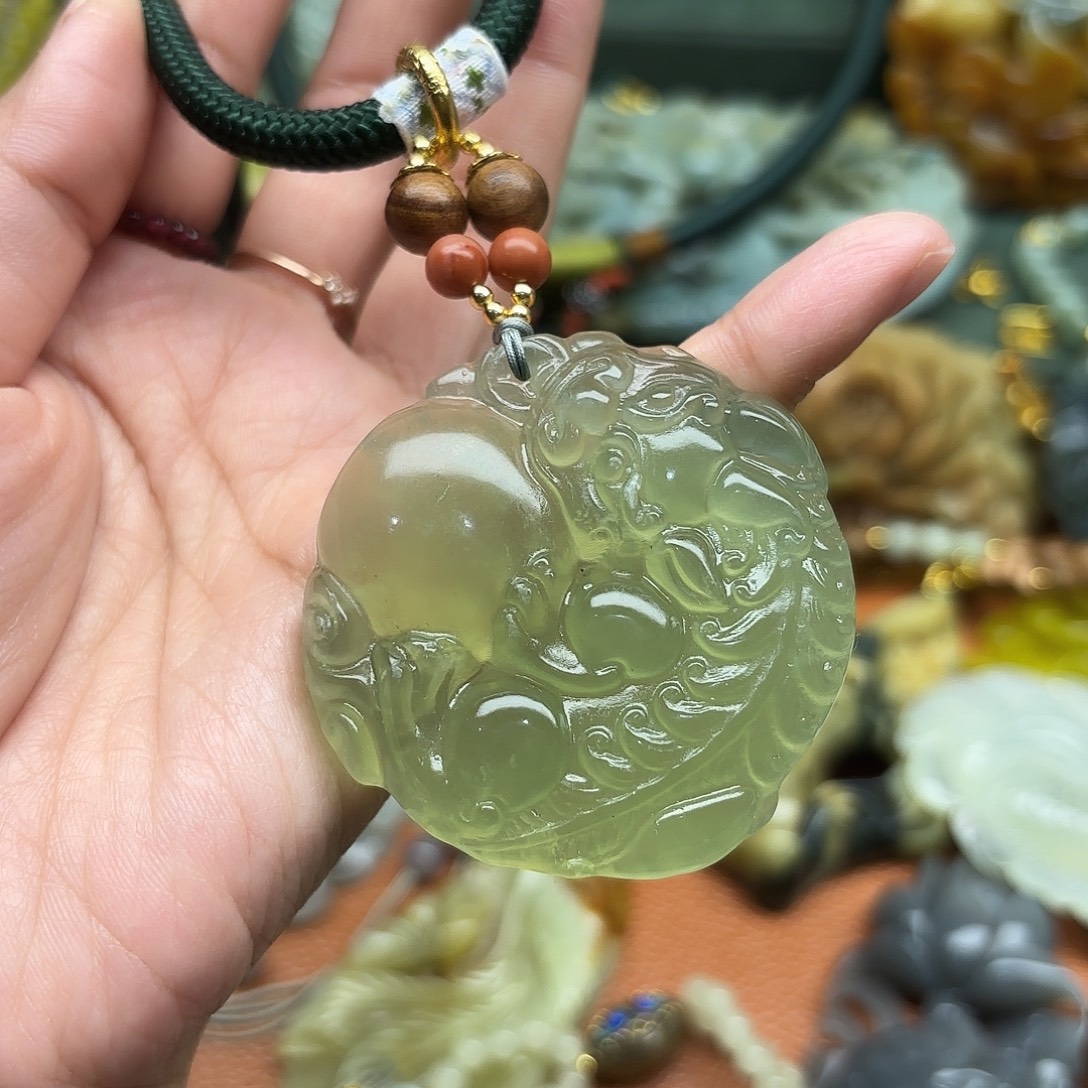 蛇纹石玉未镶嵌颈饰