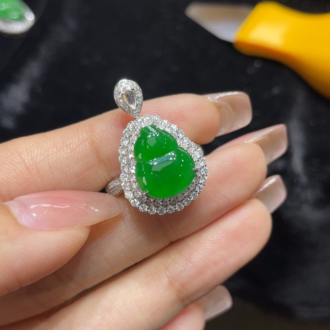 翡翠颈饰18K金镶嵌天然缅甸翡翠