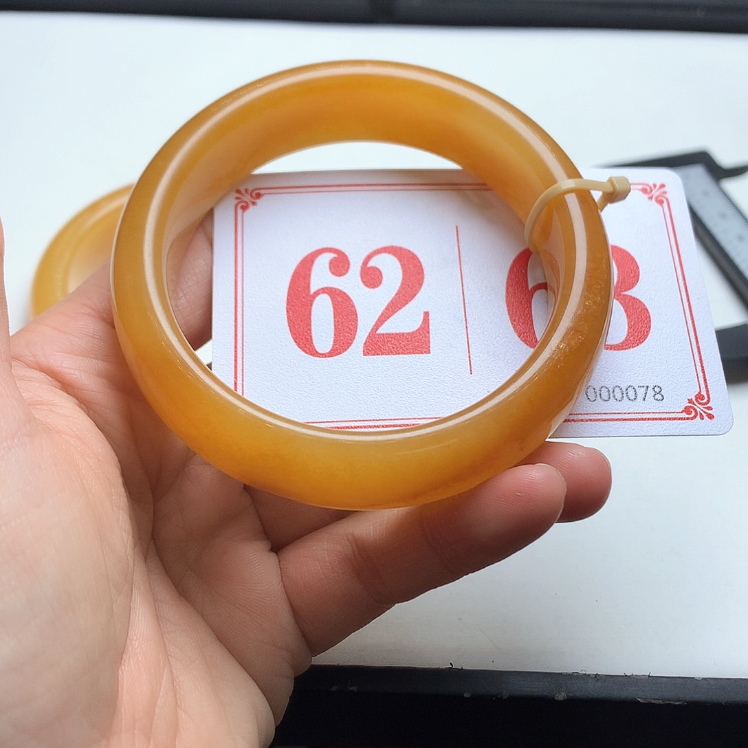 未镶嵌石英质玉（黄龙玉）手镯玉*