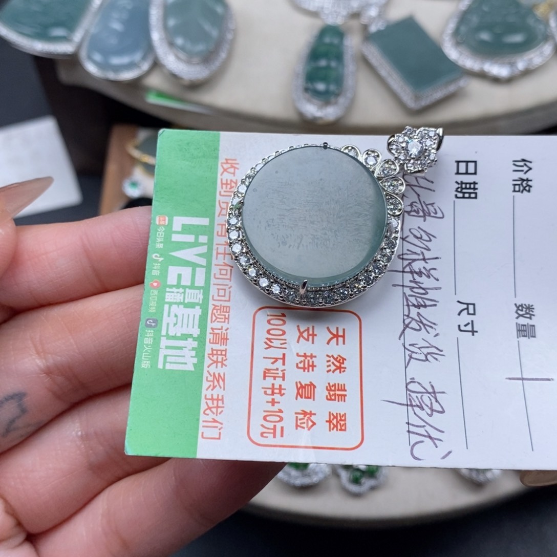 翡翠颈饰未镶嵌翡翠