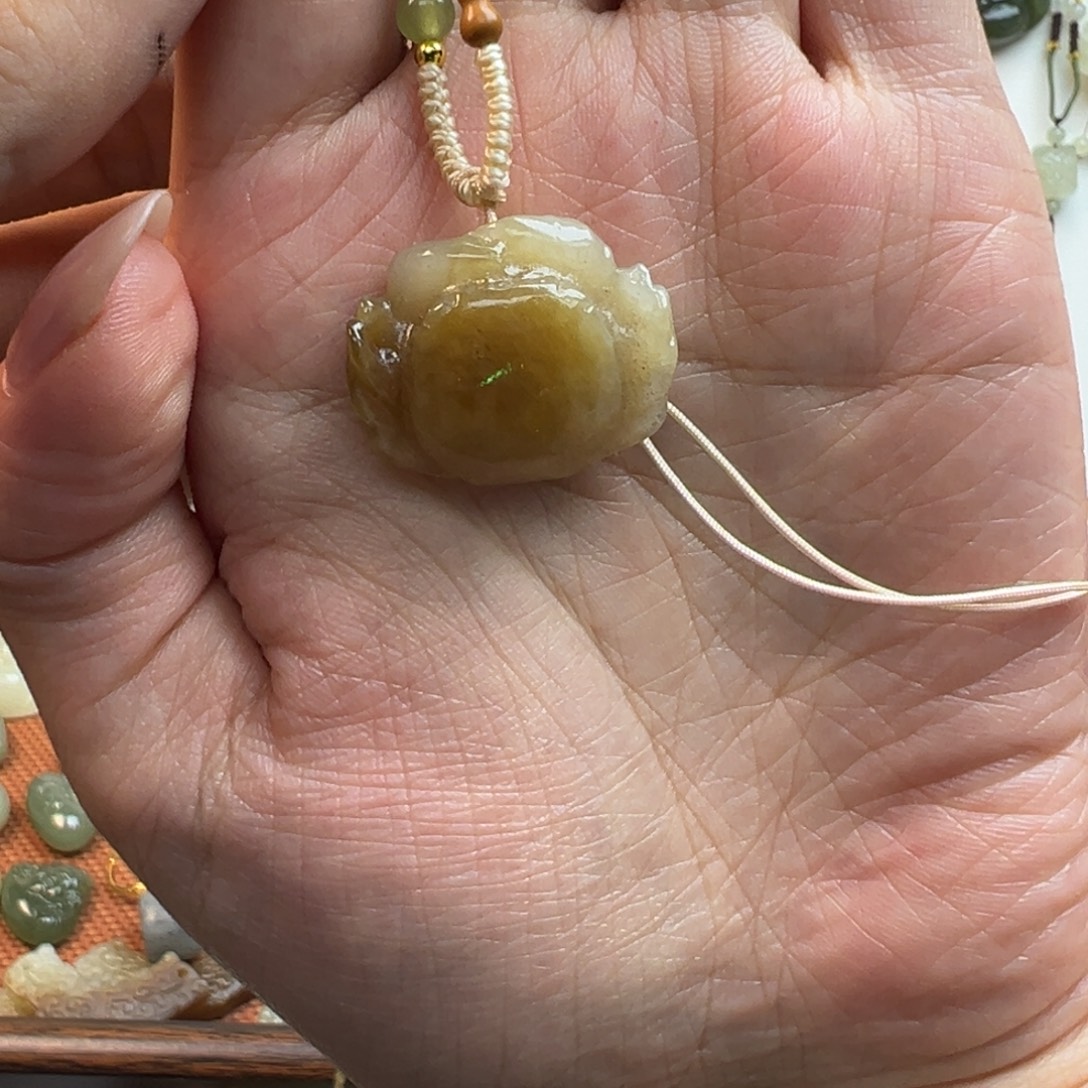 H***t颈饰未镶嵌和田玉清货品，不退不换，建议勿拍