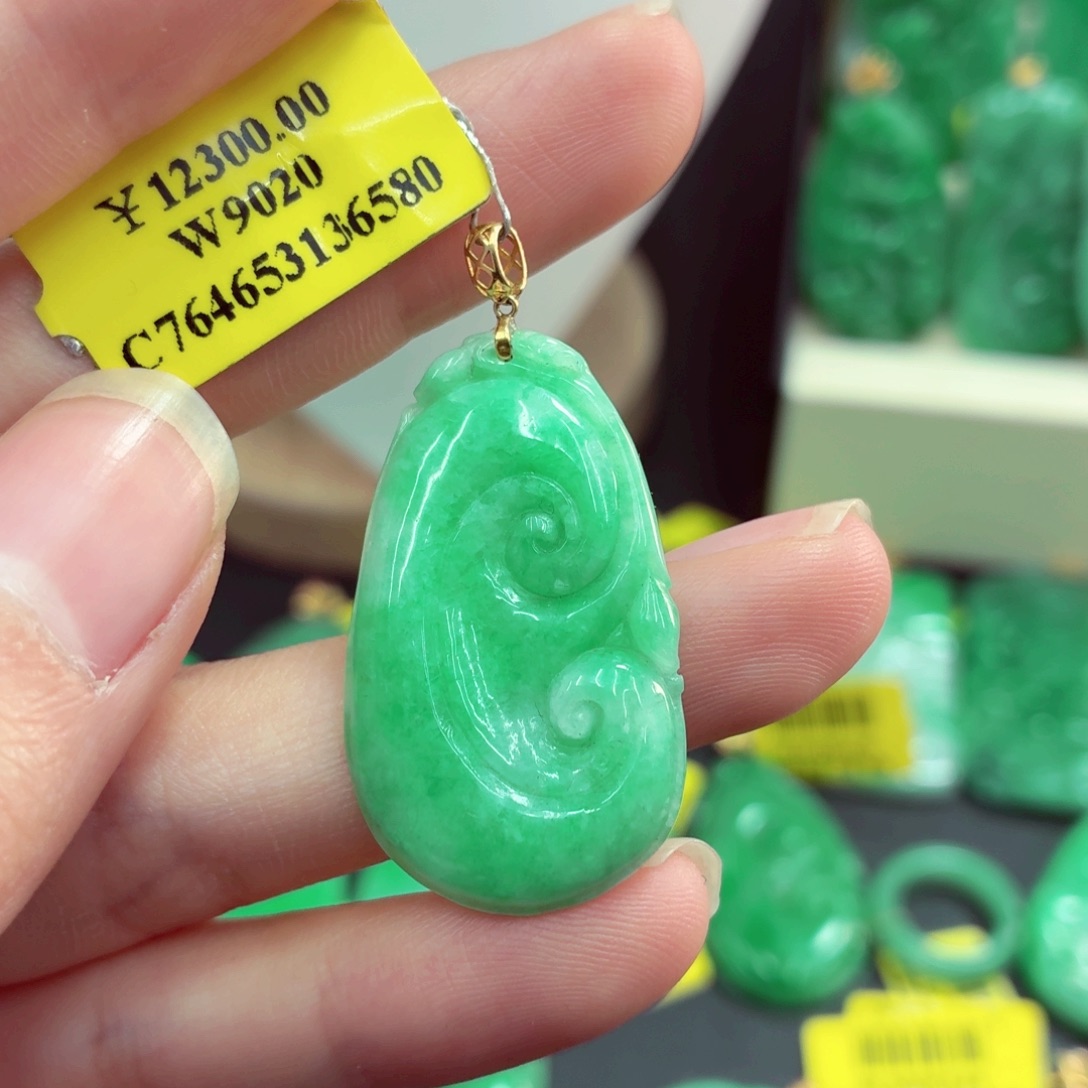 翡翠18K金镶嵌颈饰