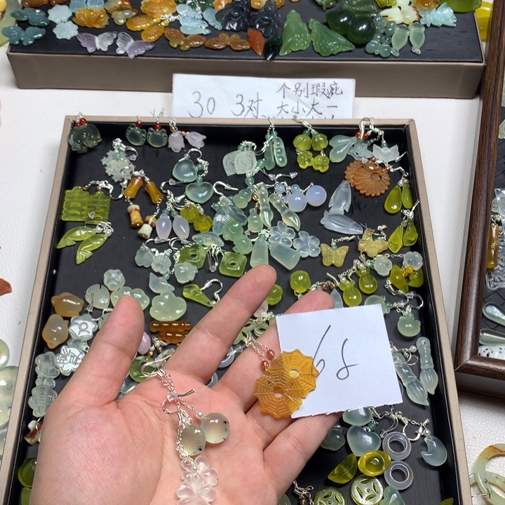 点***痣蛇纹石玉合金耳钉