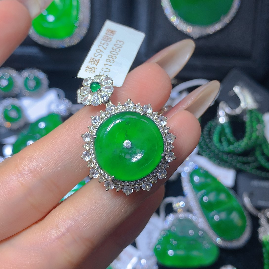 翡翠颈饰未镶嵌翡翠