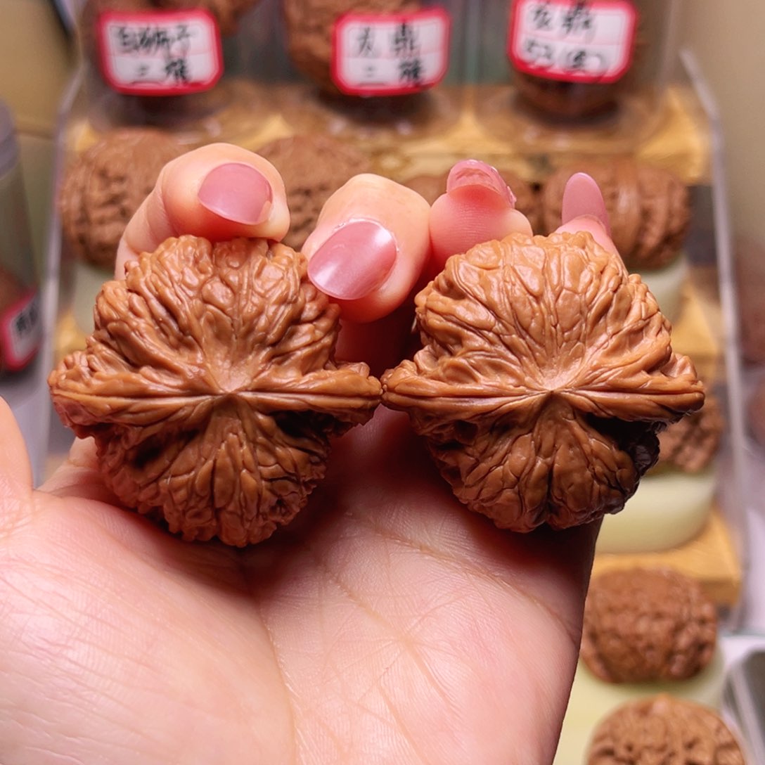 文玩核桃吊坠45尺全品红皮正球磨