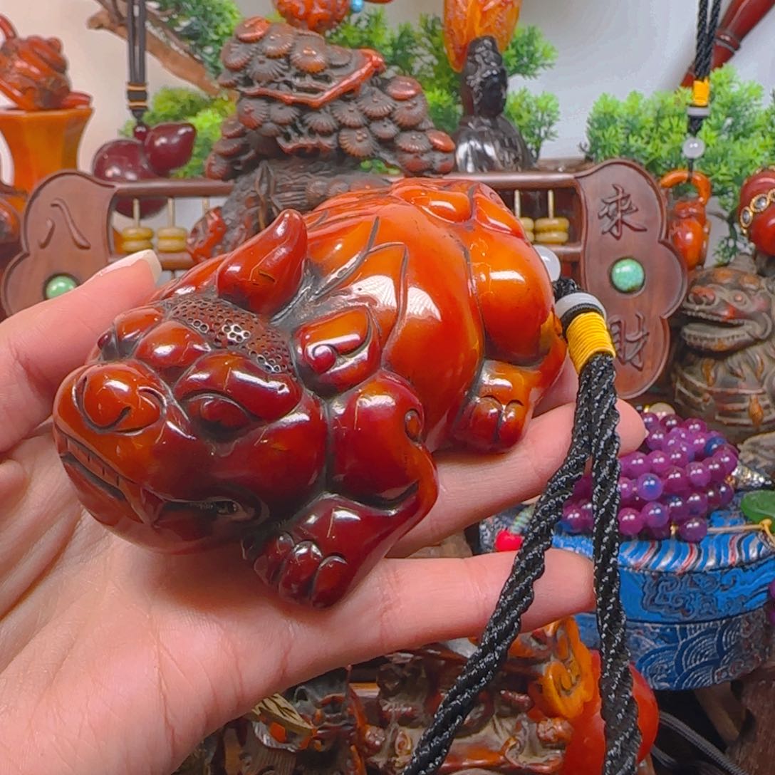 琥珀裸石未镶嵌貔貅