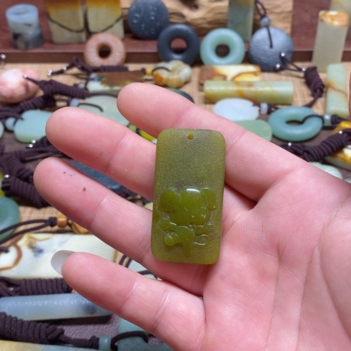 蛇纹石玉挂件未镶嵌开*