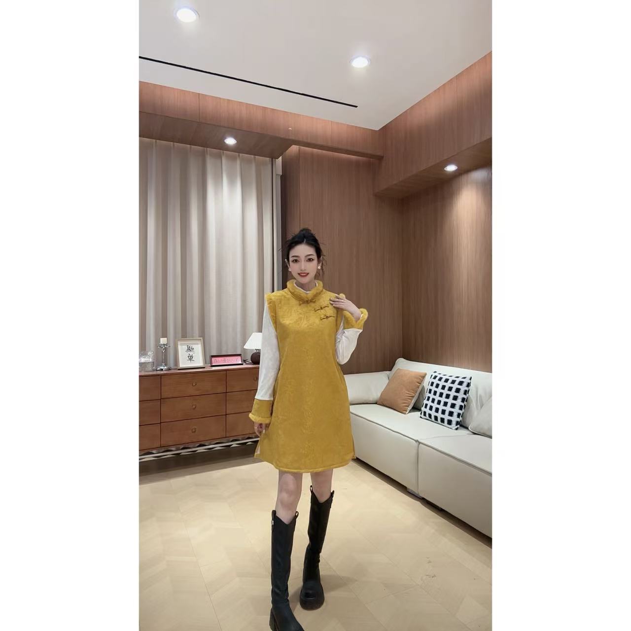 白白/2025秋冬新款复古立领新中式提花马甲裙+内搭多色两件套