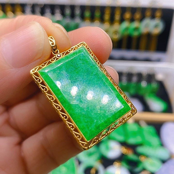 翡翠吊坠(赠链)18K金镶嵌吊坠