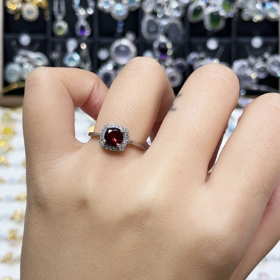 奶***盖银S925镶嵌戒指石榴石