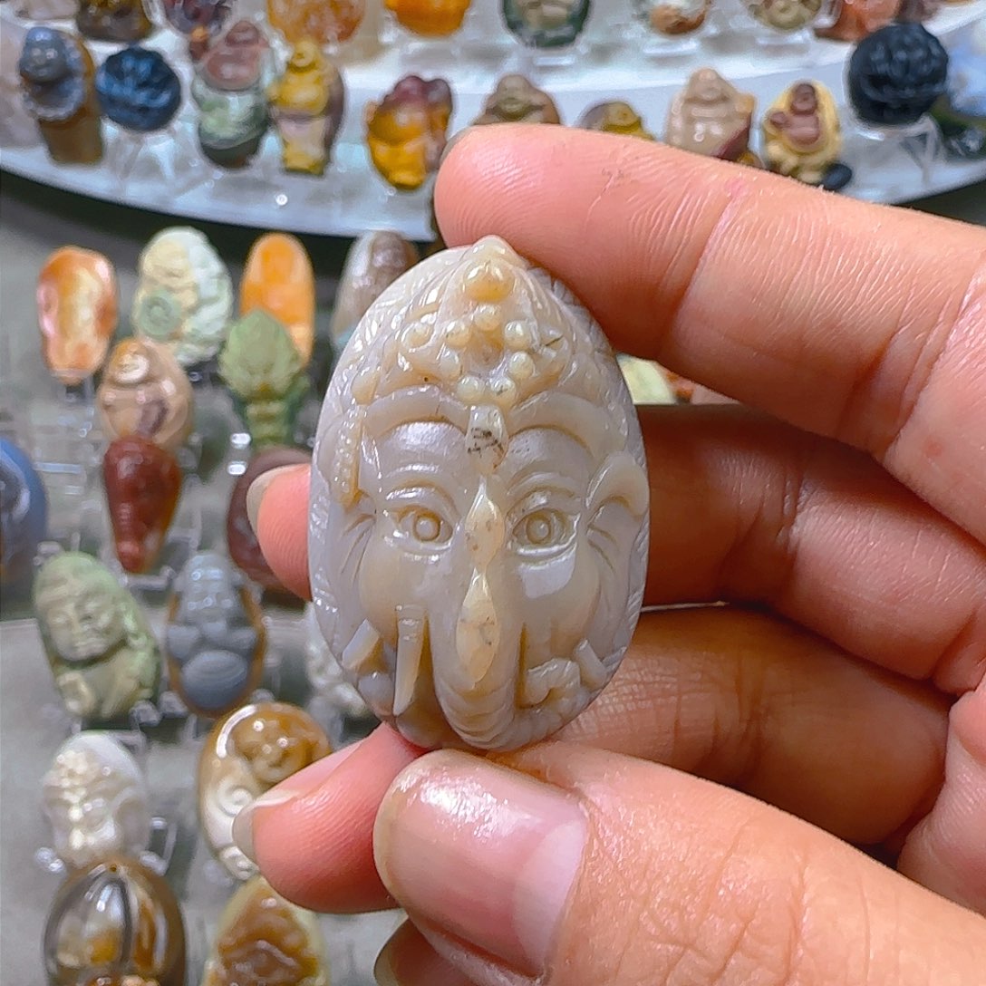石英质玉手把件未镶嵌微瑕疵 纯手工雕刻 象神