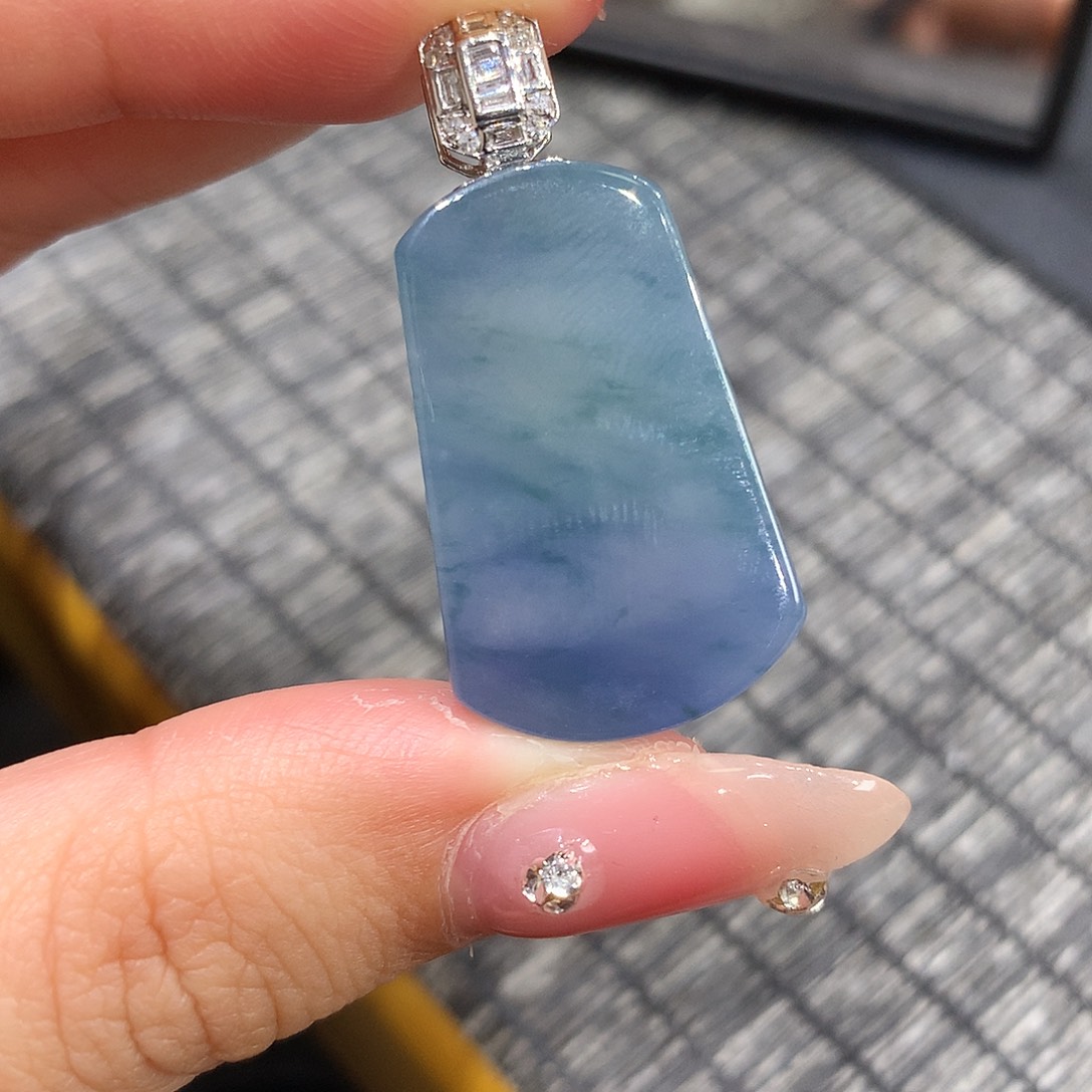 翡翠颈饰18K金镶嵌无事牌