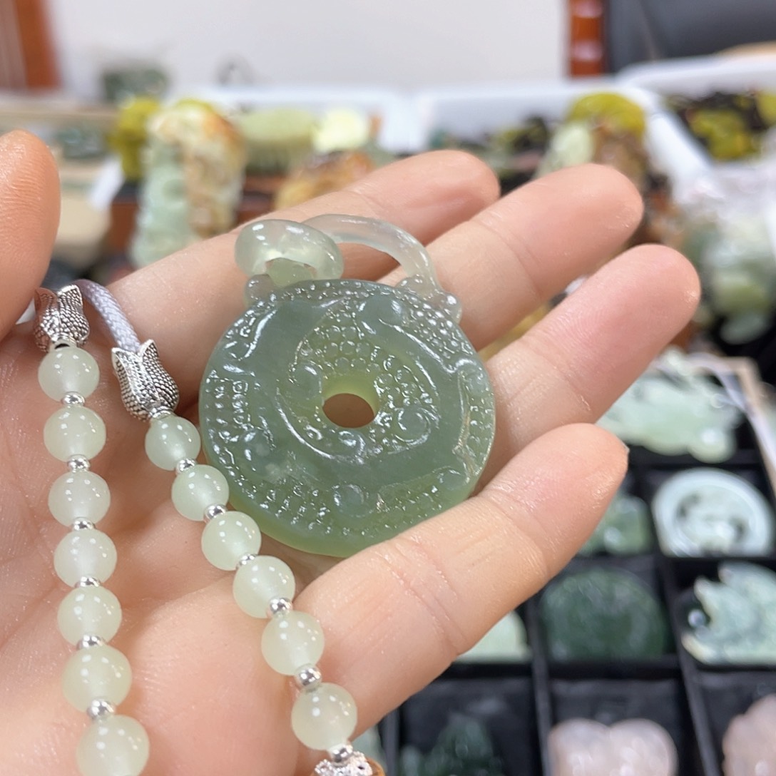 蛇纹石玉颈饰合金