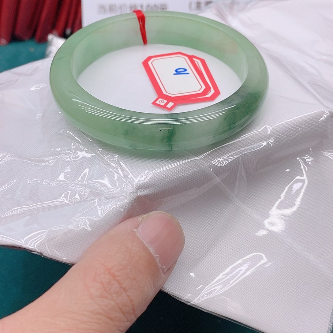 翡翠手镯未镶嵌随****活100000000000