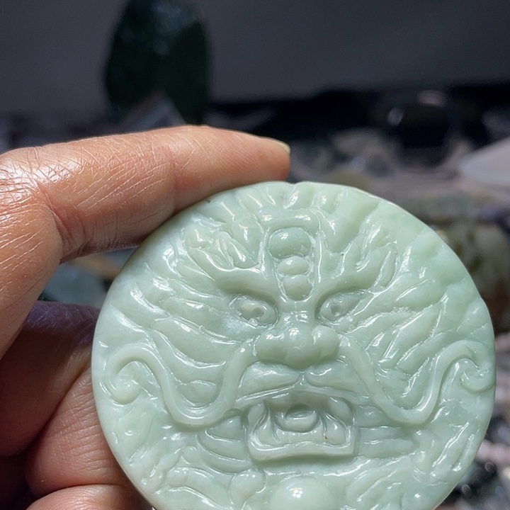 翡翠未镶嵌颈饰龙