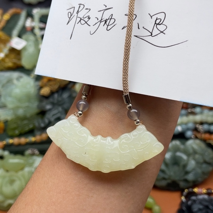 蛇纹石玉吊坠合金