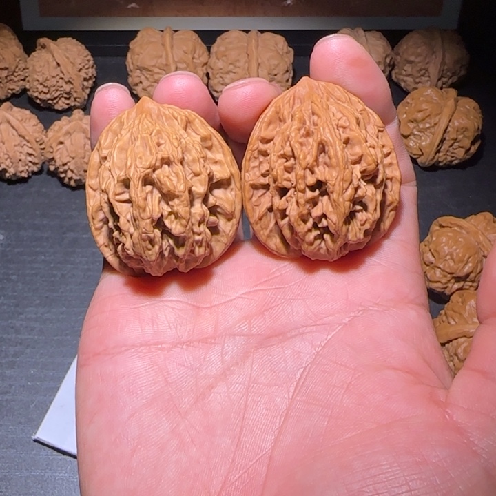 核桃虎头福利手把件