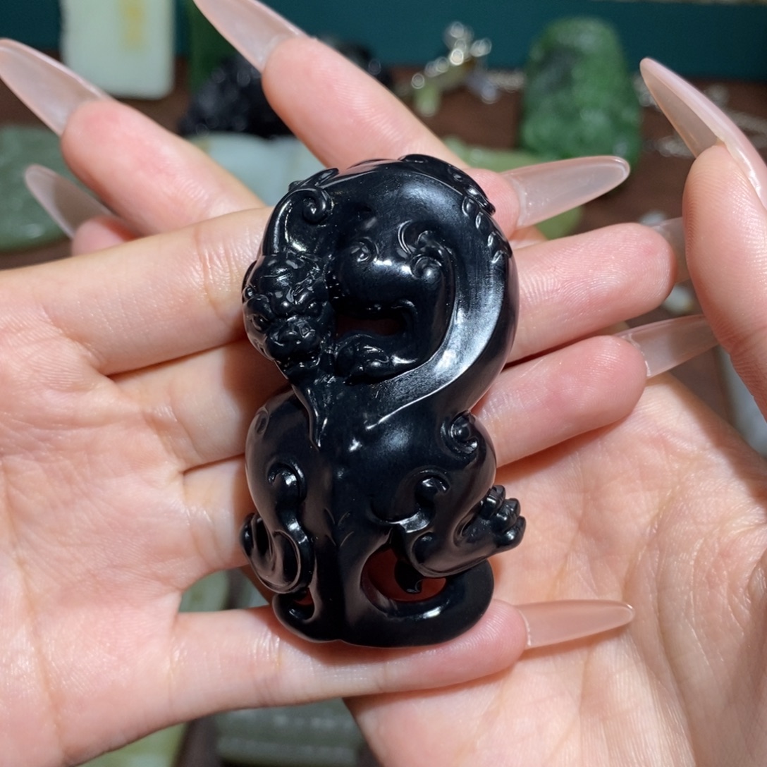 王***贵和田玉未镶嵌颈饰