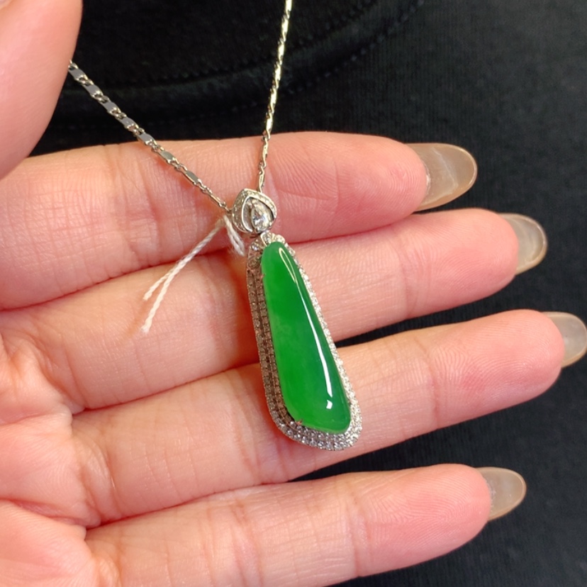 【闪购商品】颈饰18K金镶嵌翡翠特色戒面