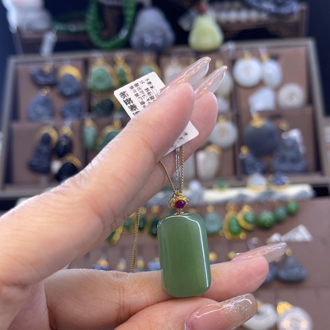 和田玉吊坠18K金镶嵌