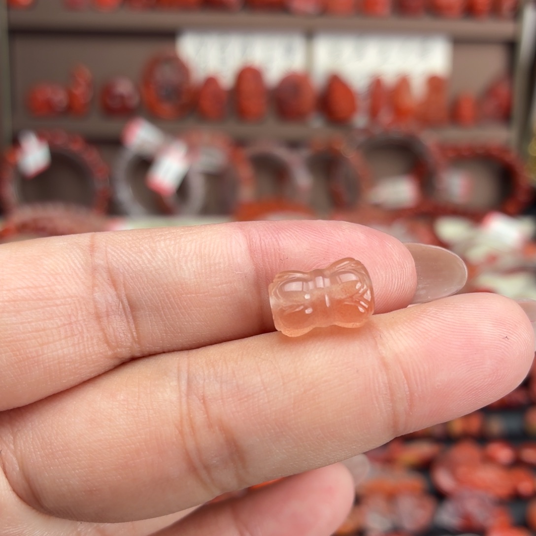 南红玛瑙未镶嵌颈饰8咪通孔并蒂莲