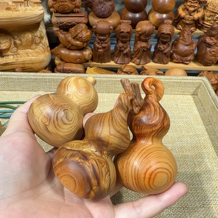 好***滴有机玻璃崖柏手把件葫芦三个