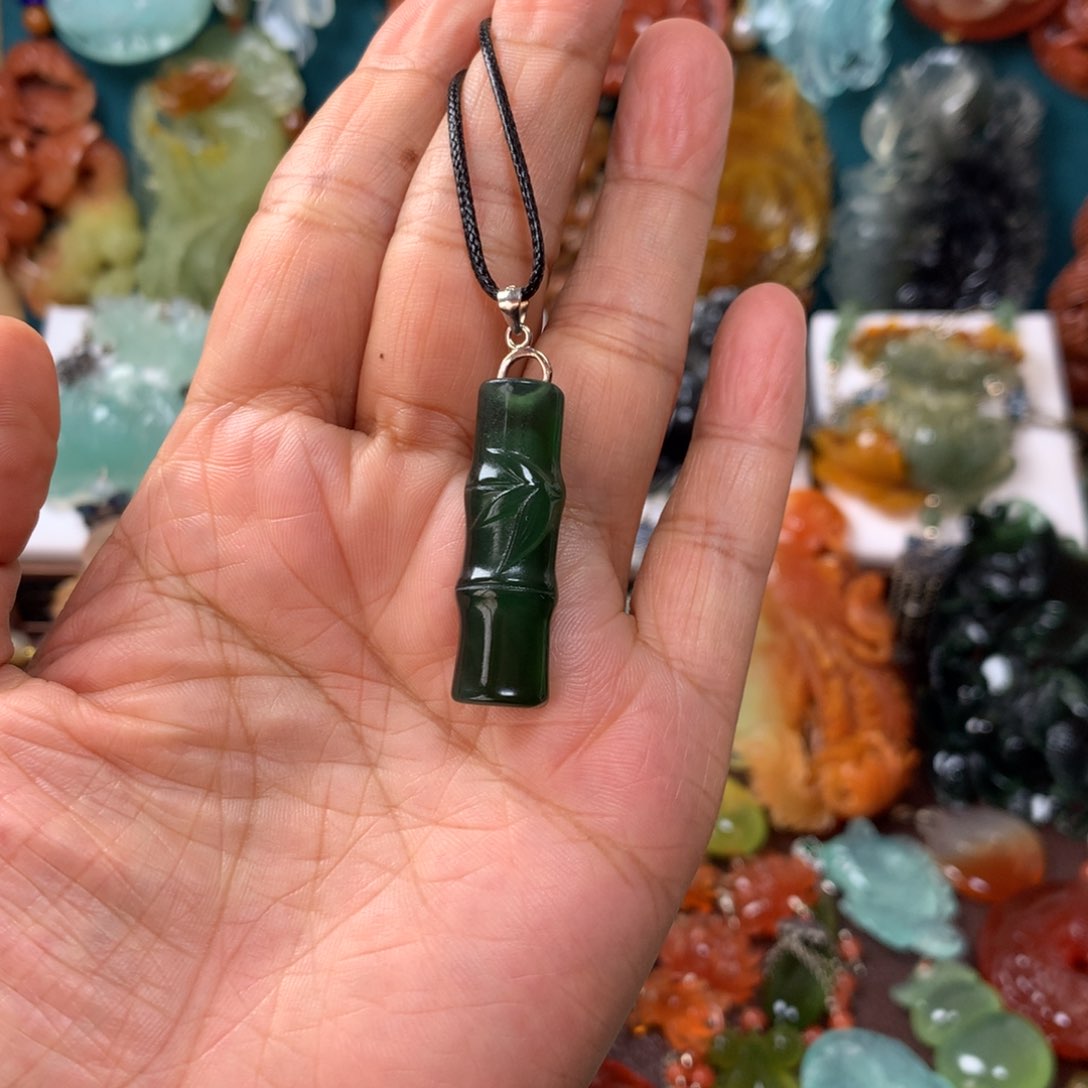 蛇纹石玉未镶嵌挂坠