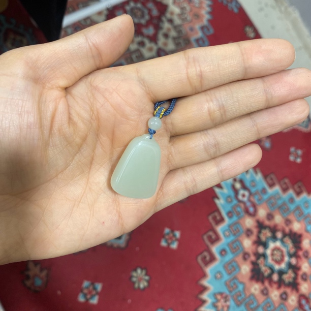 且末微色差迪克兰吊坠