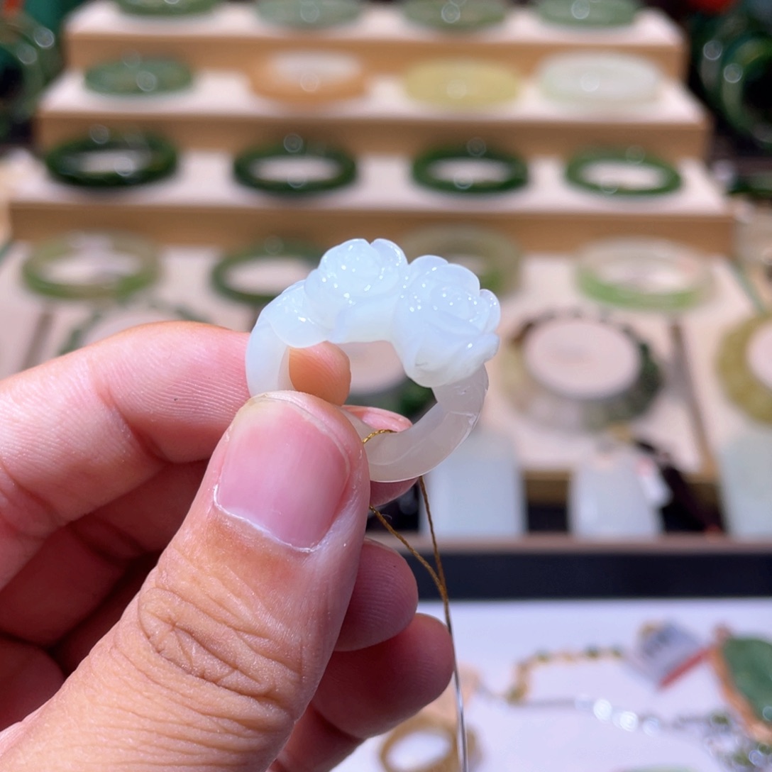 和田玉未镶嵌颈饰高品白玉雕花戒指