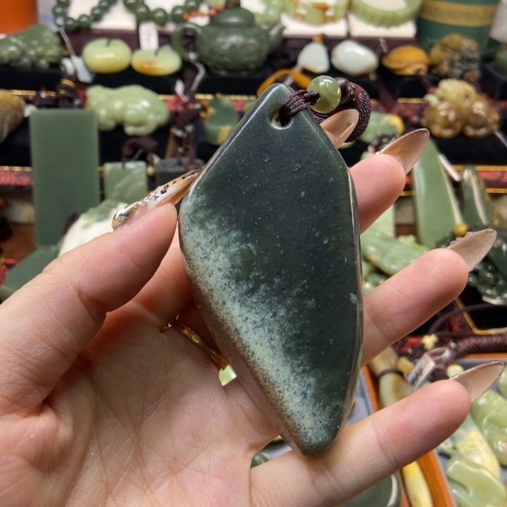 未镶嵌岫岩老玉（透闪石质玉）把件