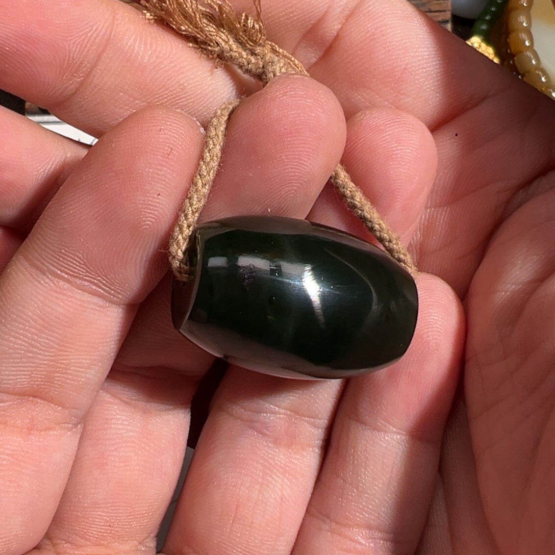 和田玉未镶嵌颈饰俄碧红皮老菠菜绿大腰鼓珠约30/20有条猫