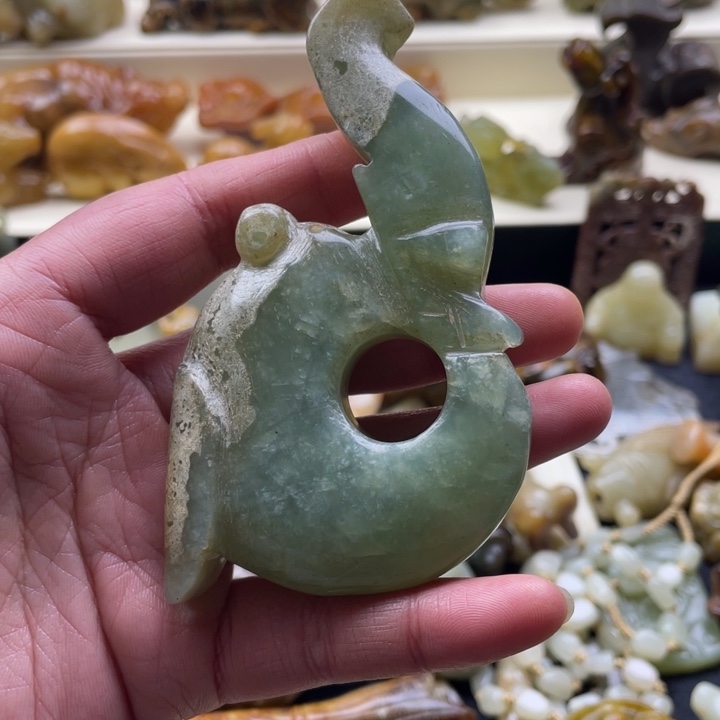 蛇纹石玉颈饰未镶嵌