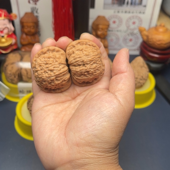 文玩核桃吊坠白狮子