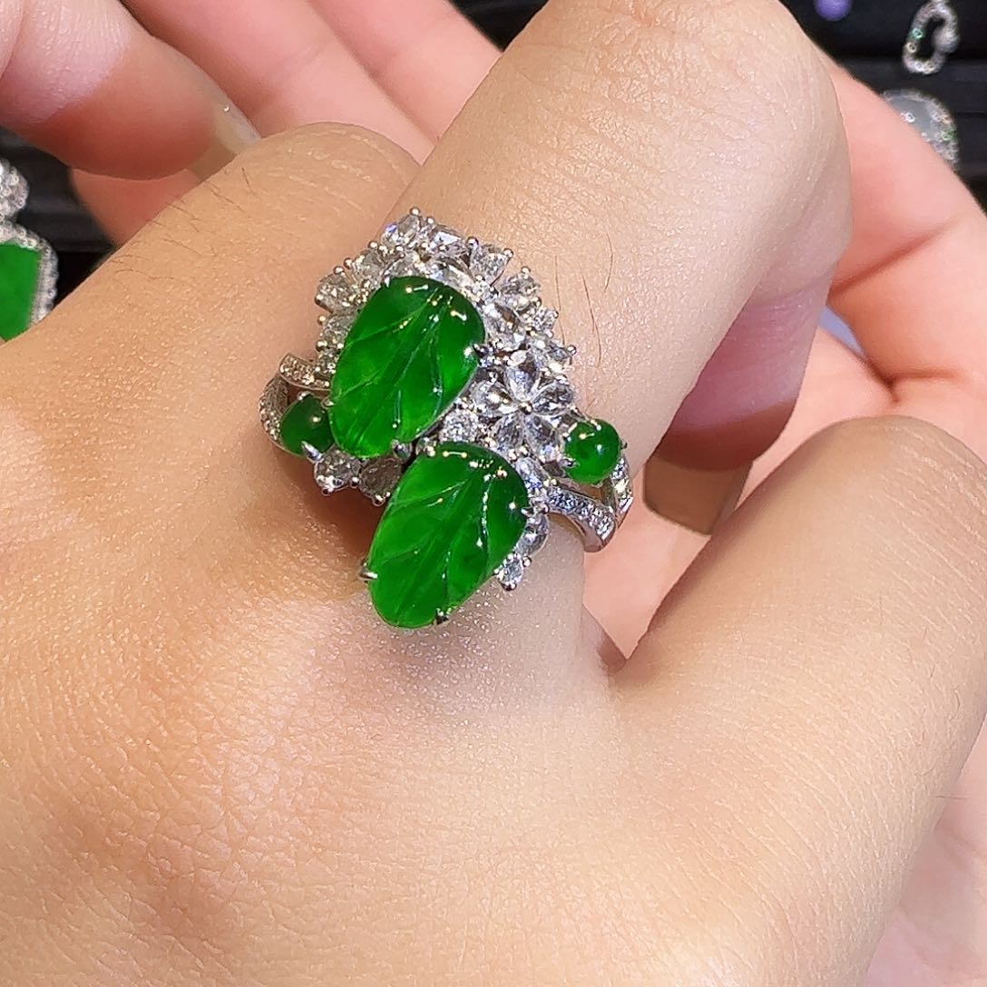 翡翠戒指18K金镶嵌叶子