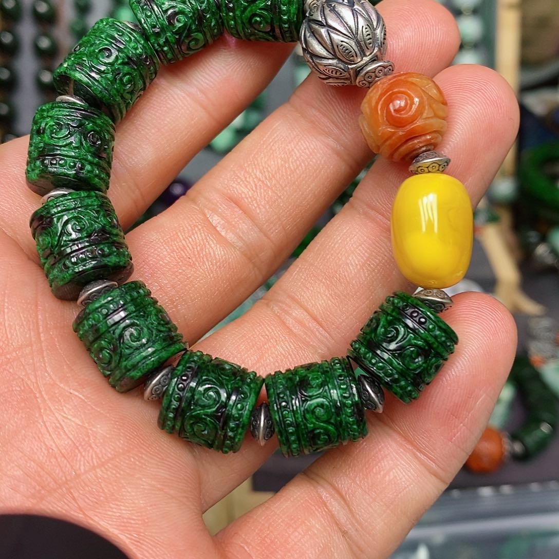 未镶嵌翡翠手链漂亮美眉