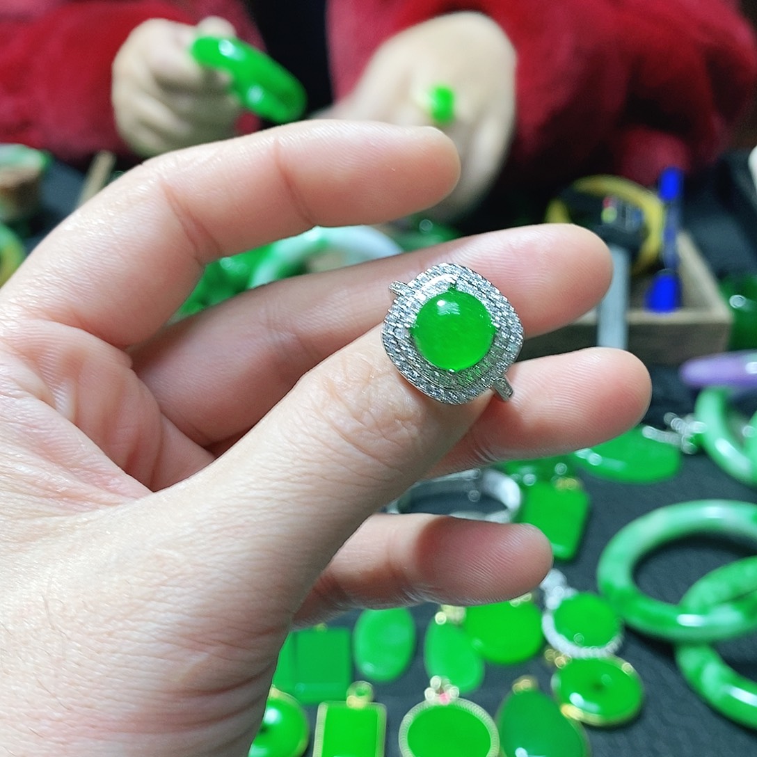 开****翡翠未镶嵌颈饰戒指