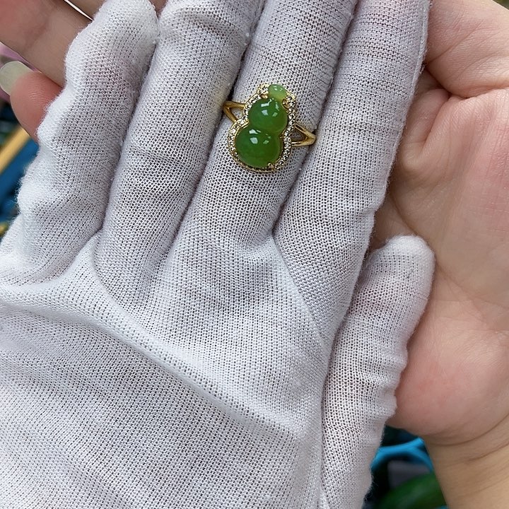 静***儿和田玉戒指未镶嵌微瑕