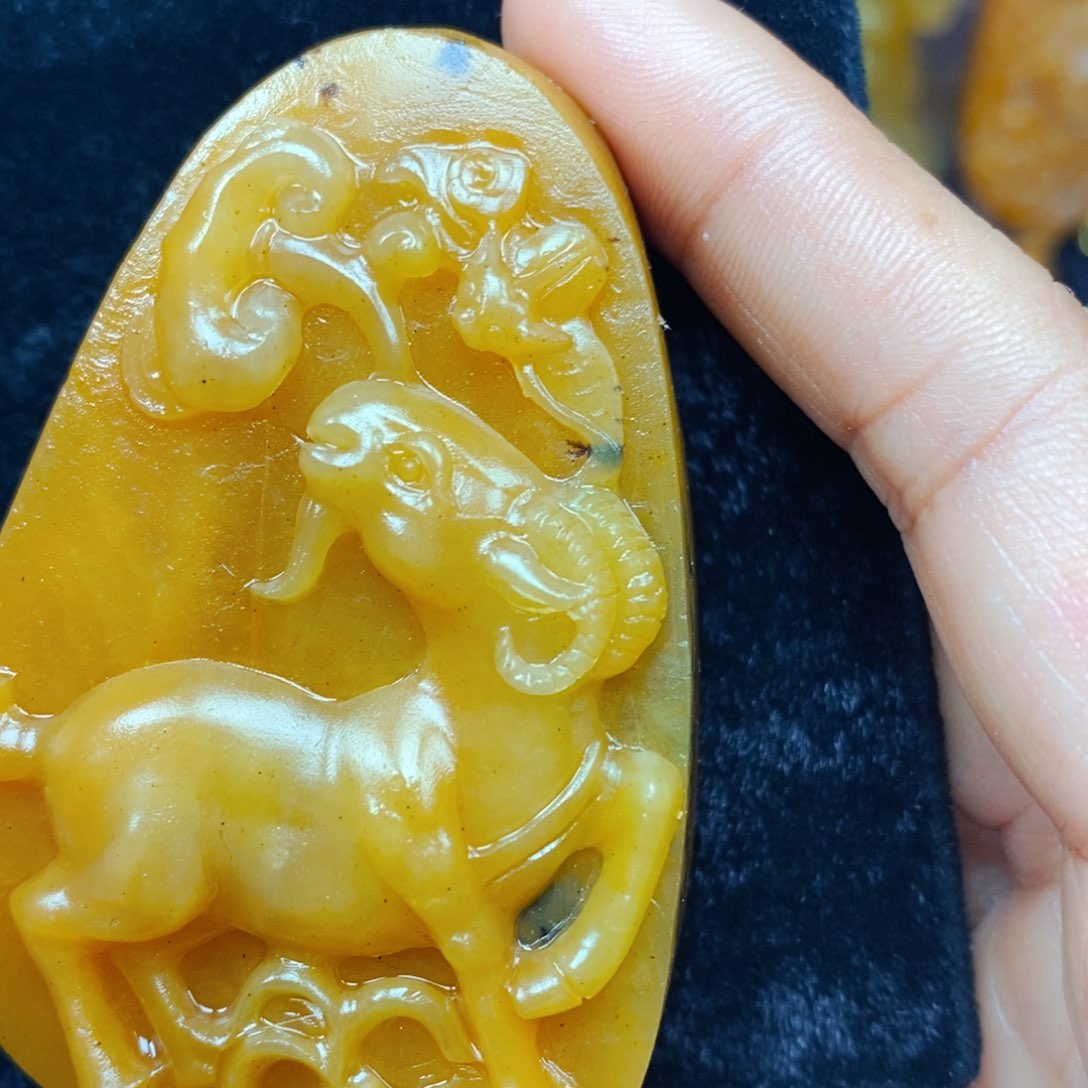 石英质玉（黄龙玉）未镶嵌颈饰