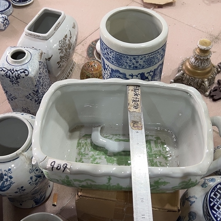 瓷片断耳有裂瑕。，，，。，。。。。。。。。。