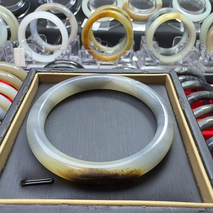 和田玉未镶嵌手镯