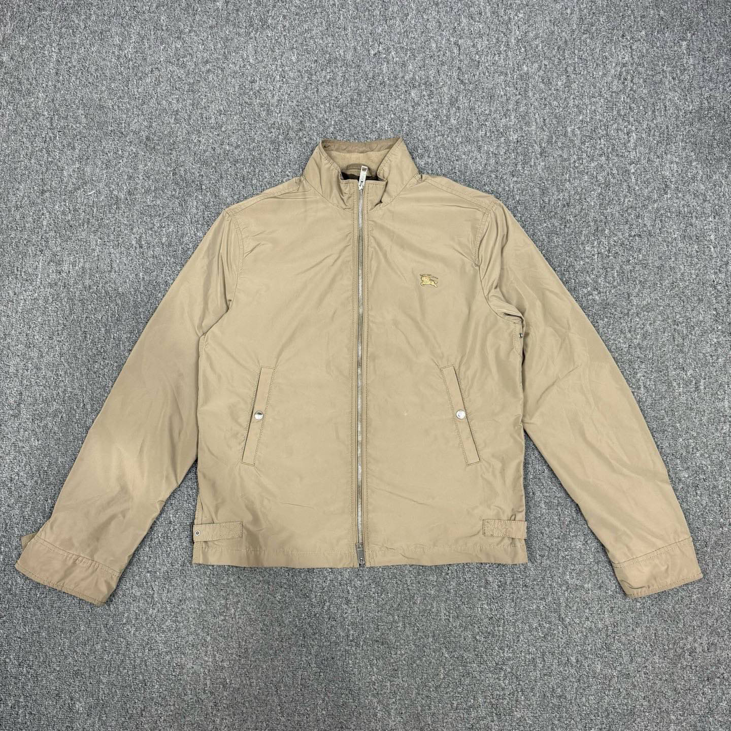 95新 BURBERRY/博柏利 14796112 卡其色胸前战马logo夹克外套 M码
