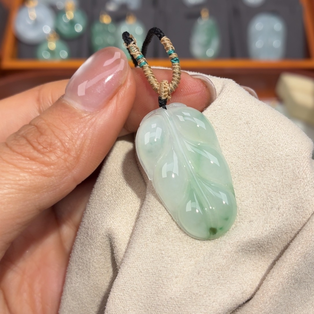 翡翠未镶嵌颈饰叶子吊坠