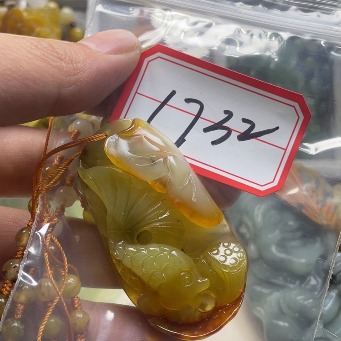 蛇纹石玉颈饰未镶嵌吊坠