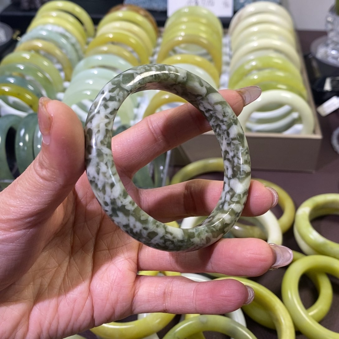 蛇纹石玉手镯未镶嵌