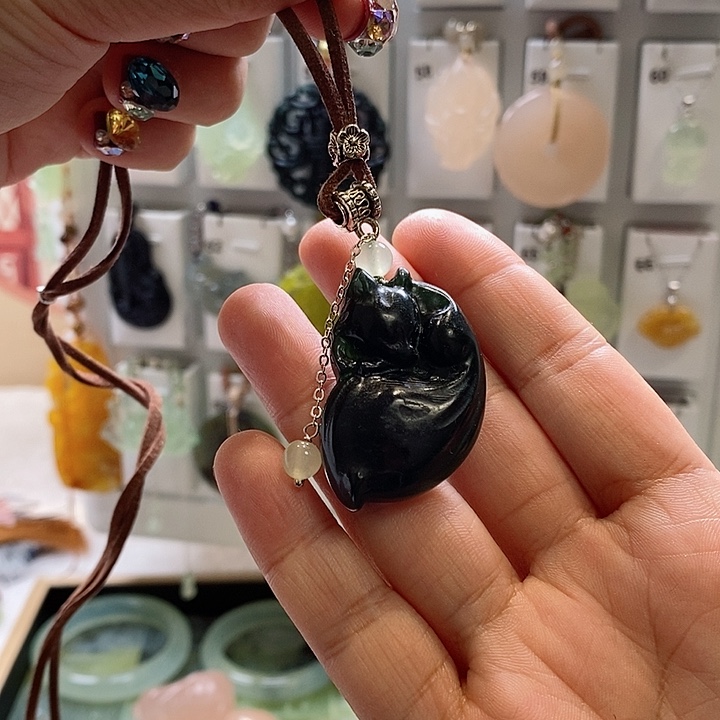 蛇纹石玉颈饰未镶嵌