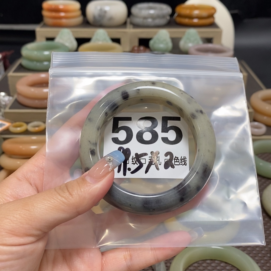 石英质玉未镶嵌手镯H**璐